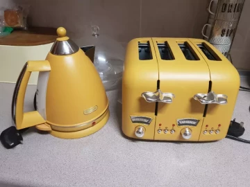 Brand new UK delonghi kettle and toaster