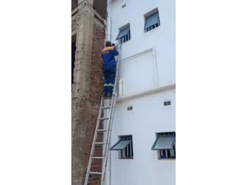 HIRE: EXTENSION LADDER-PULL UP